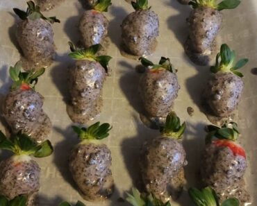 Chocolate Covered Oreo Strawberries recipe